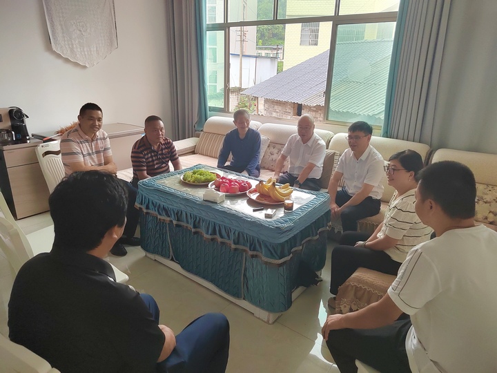 平壩區四大班子領導開展“八一”走訪慰問活動。