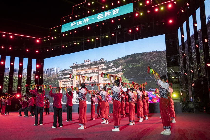 2024年8月1日，貴州省黔西市2024年“好生活 在黔西”避暑旅游季火把節，文藝表演精彩紛呈。