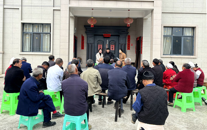 定期組織村民召開群眾會。