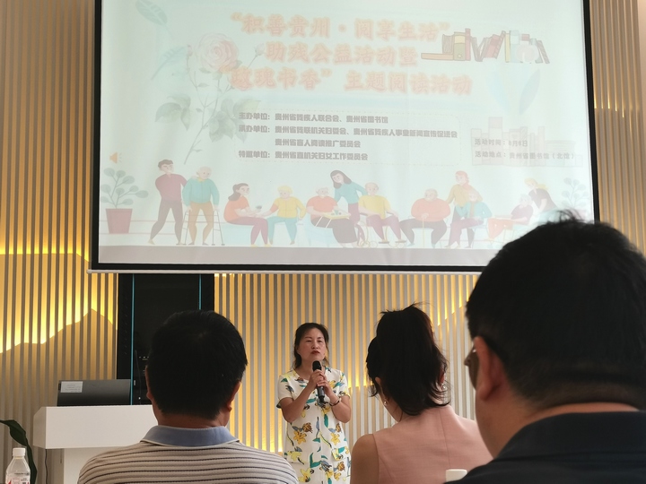 劉芳在現場分享自己的閱讀人生。邰穎攝