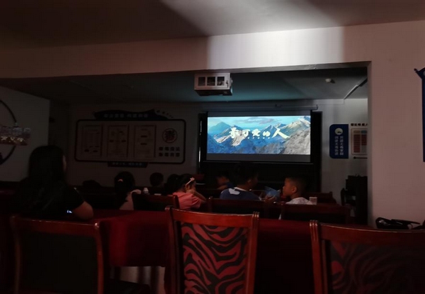 孩子們觀看影片《最可愛的人》。