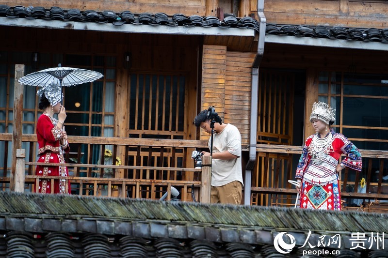 游客身著苗族服飾體驗旅拍。人民網 陽茜攝.jpg