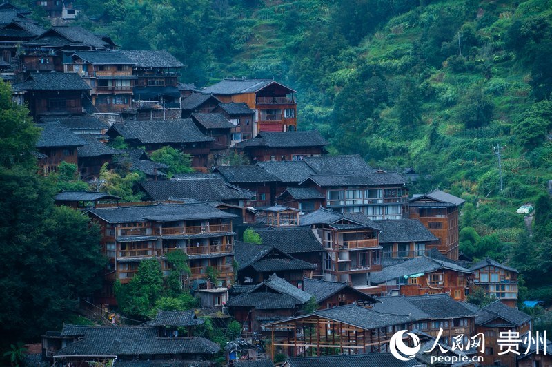 寨內吊腳樓層層疊疊，依山而建，連綿成片，氣勢恢宏。 人民網 陽茜攝.jpg