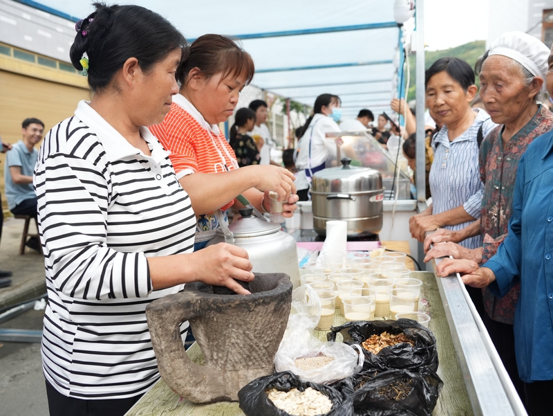 4、當地特色擂茶攤位人頭攢動