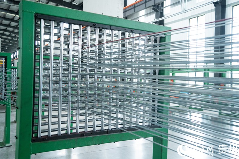 貴繩集團大橋主纜索股生產車間開足馬力生產。人民網 陽茜攝