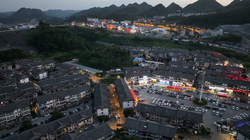 熱鬧的石牛、格佐旅游小鎮。汪沙攝