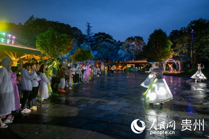 6月23日，游客夜游黃果樹瀑布，感受與日間游玩不一樣的旅游體驗。人民網記者 翁奇羽攝