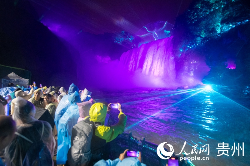 6月23日，游客夜游黃果樹瀑布，觀賞大型燈光秀，感受與日間游玩不一樣的旅游體驗。人民網記者 翁奇羽攝