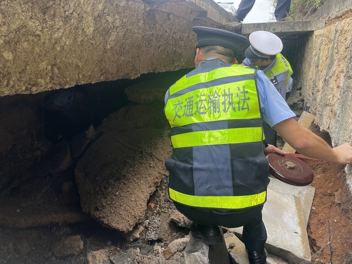 “一路三方”對路基脫空區域進行勘測。貴州省交通運輸綜合行政執法七支隊供圖