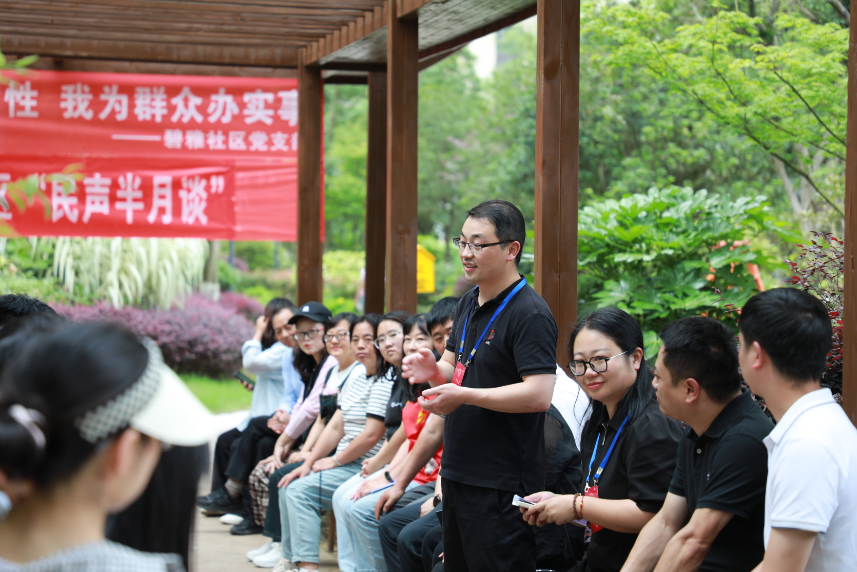  賓陽街道工作人員為居民答疑。