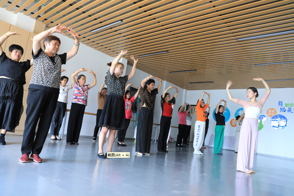  社區居民在老年教學點舞蹈室學習跳舞。