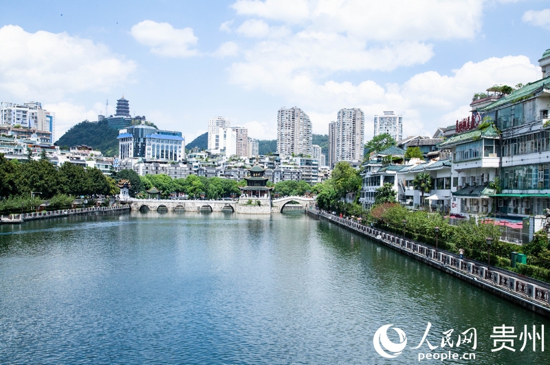 陽光照耀下，南明河碧波蕩漾。人民網記者 王秀芳攝