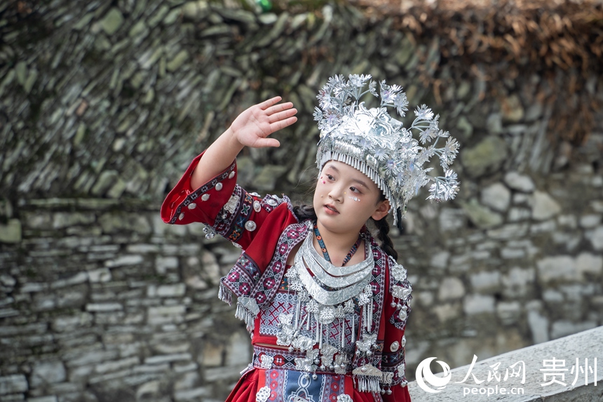 游客穿著新潮的民族服飾在古鎮拍照打卡。人民網 陽茜攝