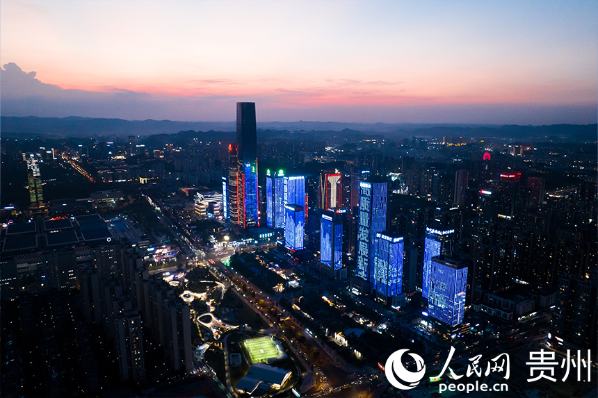 數博會燈光秀扮靚貴陽的夜空。人民網記者 涂敏攝