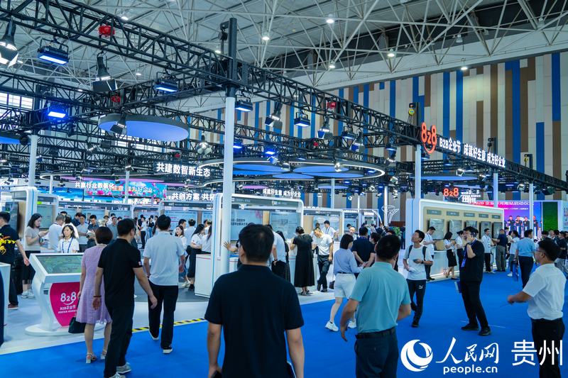 2、2024數博會共吸引400余家展商參展。人民網 陽茜攝.jpg