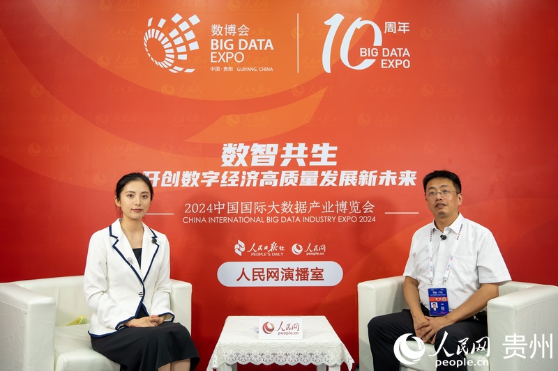 2024中國國際大數據產業博覽會現場，駱勇（右）接受人民網專訪。人民網記者 陽茜攝.jpg