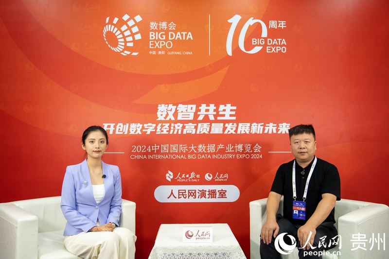 2024中國國際大數據產業博覽會現場，吳浩（右）接受人民網專訪。人民網記者 涂敏 攝.jpg