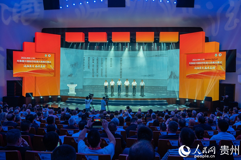 中國六大白酒產區協會代表齊聚一堂，共同發布中國烈性酒產區建設聯合宣言。人民網 陽茜攝