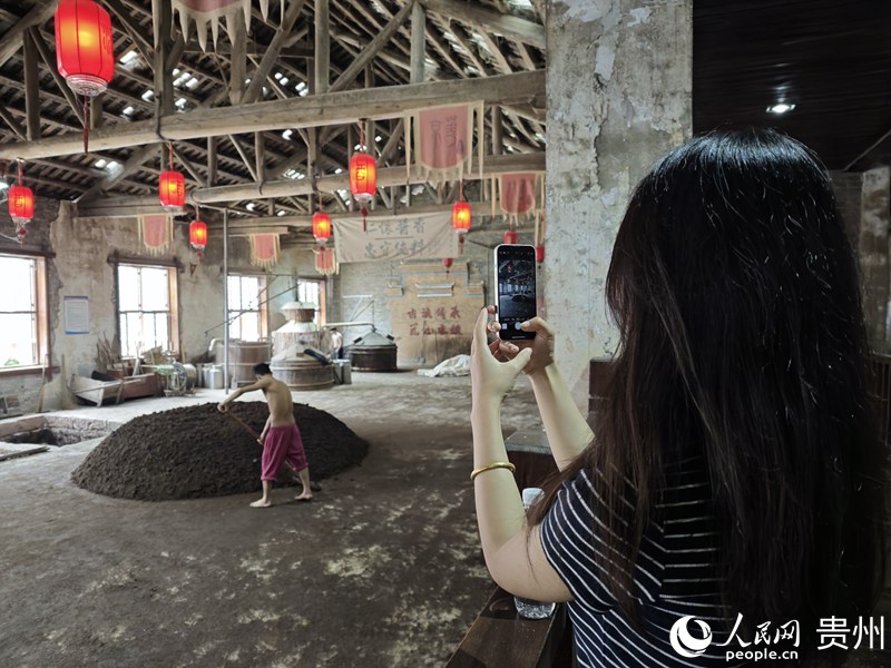 游客在特色酒莊感受醬香白酒制造過程。人民網 龍章榆 攝