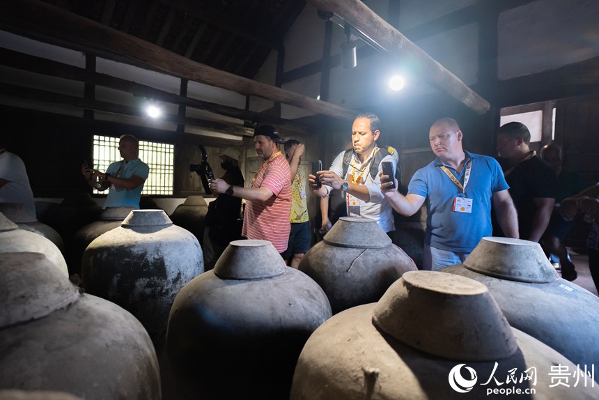 嘉賓參觀醬酒古法釀造工藝。人民網記者 涂敏攝