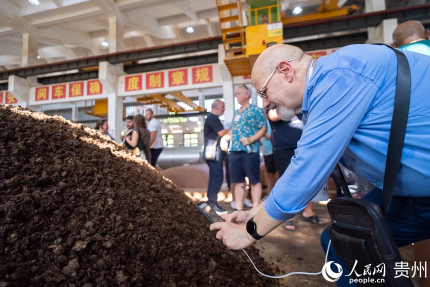 嘉賓參觀醬酒古法釀造工藝。人民網記者 涂敏攝