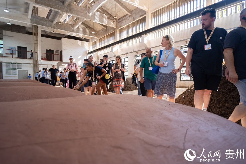 嘉賓參觀醬酒古法釀造工藝。人民網記者 涂敏攝