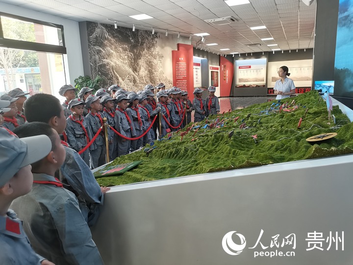 新生到困牛山紅軍壯舉展陳中心參觀學習。人民網 黃小桃攝
