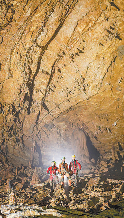 第二十二次雙河洞國際洞穴科學考察活動期間，中外科考隊員在雙河洞一處支洞中觀察巖壁。