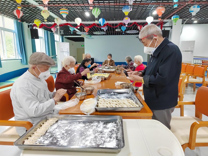 興義市安佳坪東頤養園包餃子活動。