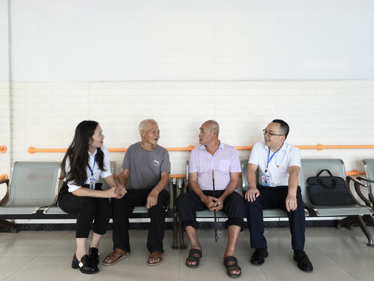 仁懷市紀檢監察干部到五馬鎮敬老院開展案件回訪。張六一攝