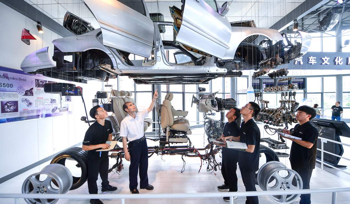 貴州裝備制造職業學院教師指導學生實訓