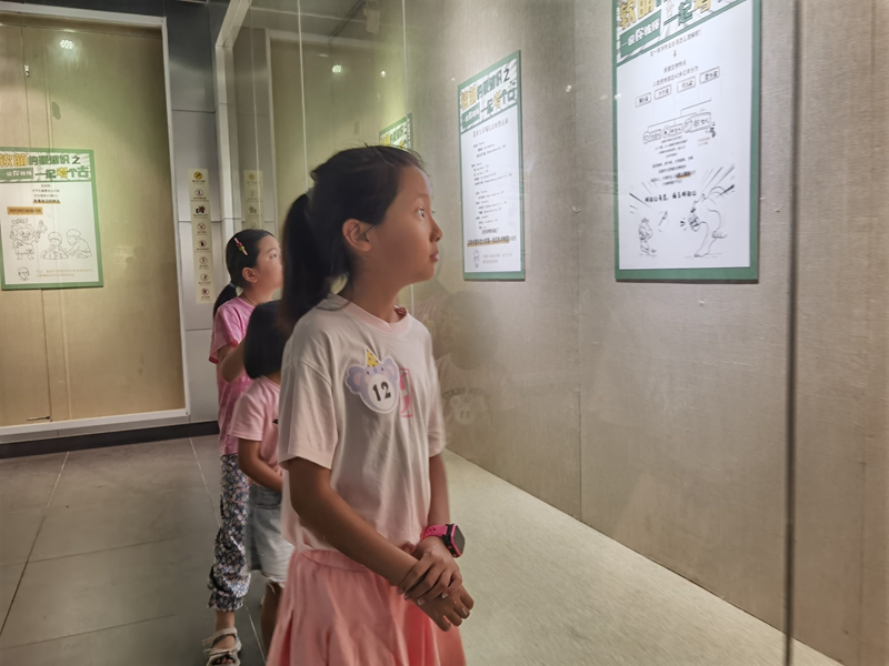 小朋友參觀貴州省儺文化博物館。