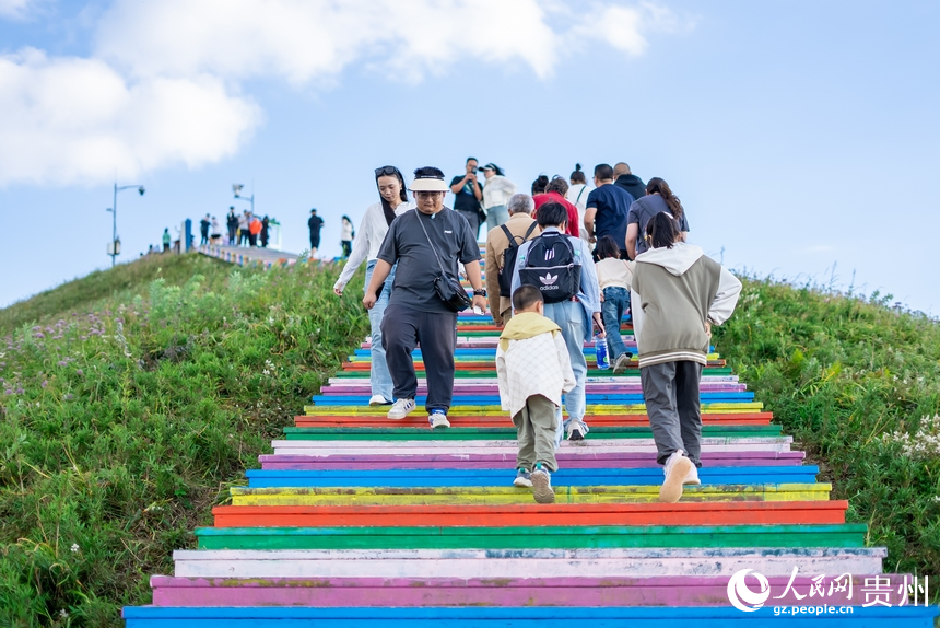 游客在景區內游覽。人民網記者 涂敏攝