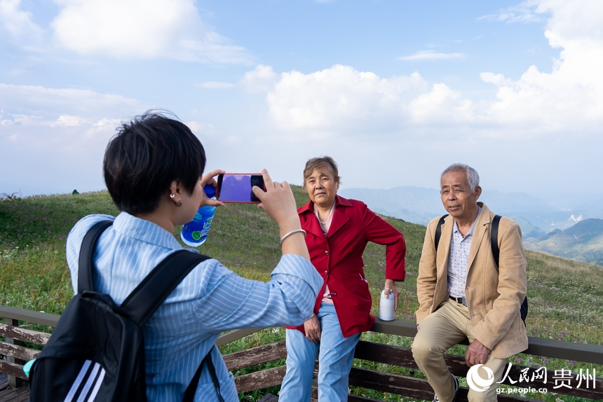游客在景區內打卡拍照。人民網記者 涂敏攝