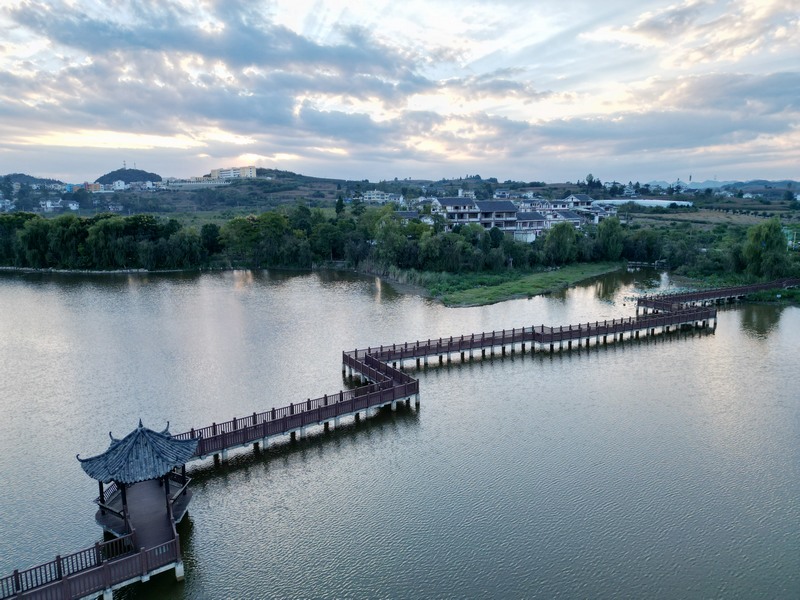 晚霞下的貴州省黔西市林泉鎮海子社區。