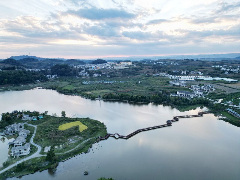 晚霞下的貴州省黔西市林泉鎮海子社區。