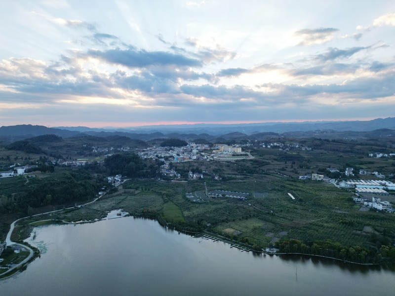 晚霞下的貴州省黔西市林泉鎮海子社區。