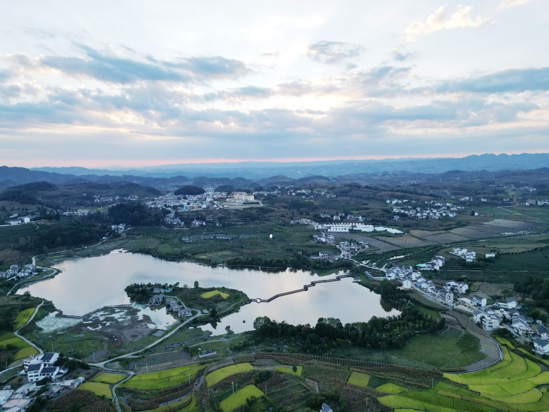 晚霞下的貴州省黔西市林泉鎮海子社區。