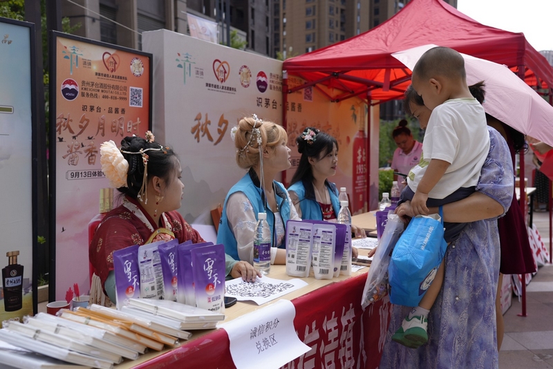 廣大麗城社區居民用誠信積分兌換誠信禮品。郭露 攝