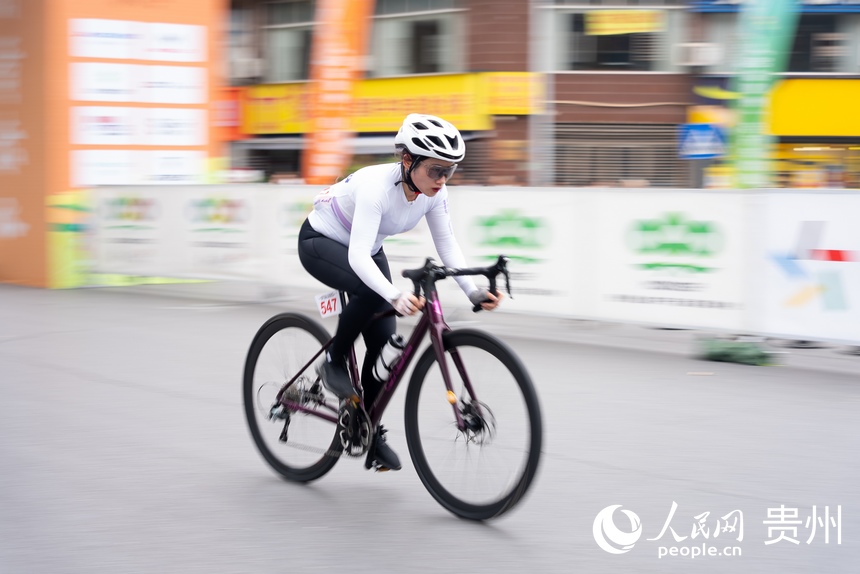 2024第八屆“多彩貴州”自行車聯賽（赤水站）比賽現場。人民網記者 涂敏攝