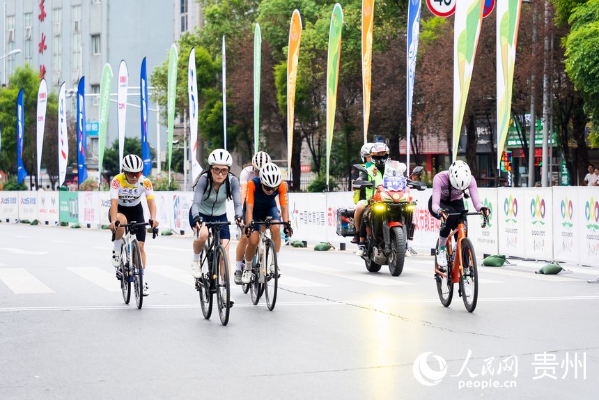 2024第八屆“多彩貴州”自行車聯賽（赤水站）比賽現場。人民網記者 涂敏攝