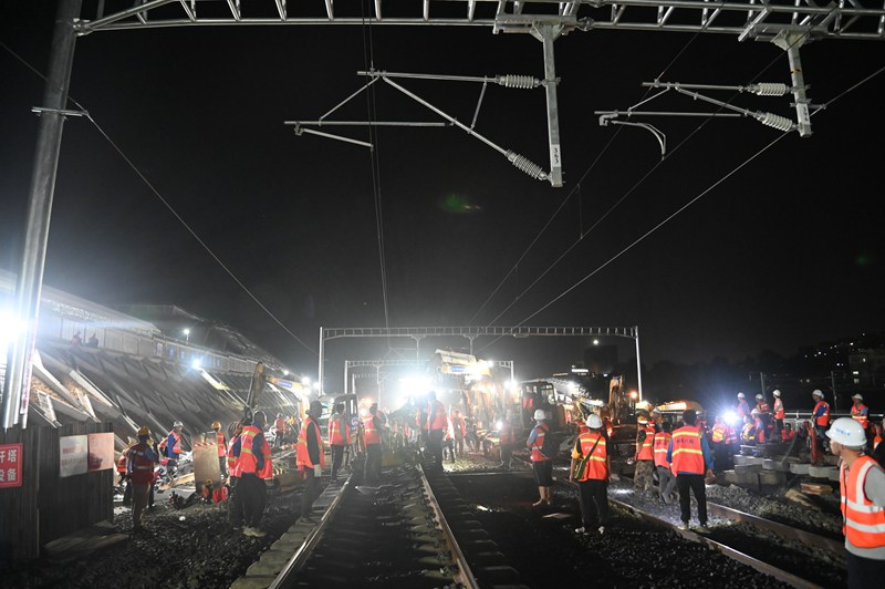 新建貴南高鐵引入貴陽樞紐工程插鋪施工現場。