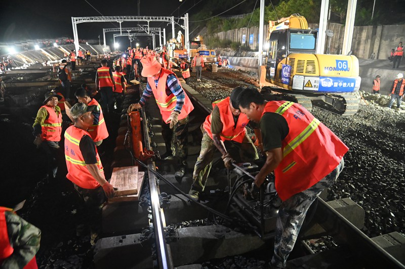 3 圖為新建貴南高鐵引入貴陽樞紐工程施工現場。