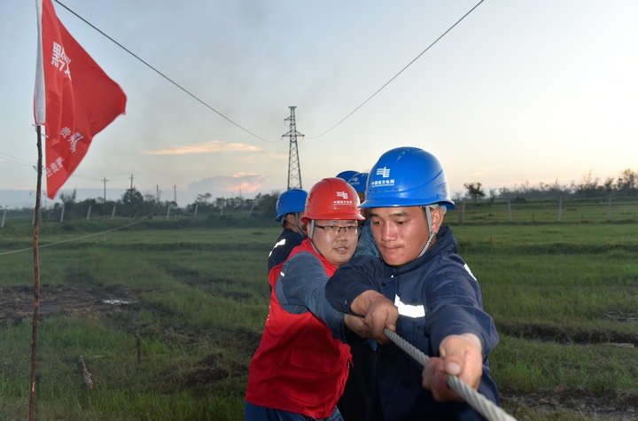 抗災復電黨旗飄。