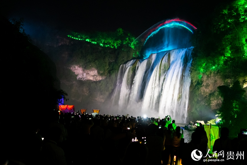游客夜游黃果樹瀑布，觀賞大型燈光秀。人民網記者 涂敏攝