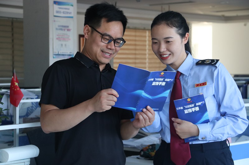 圖1：黎平縣稅務局向納稅人宣傳銀稅互動政策。