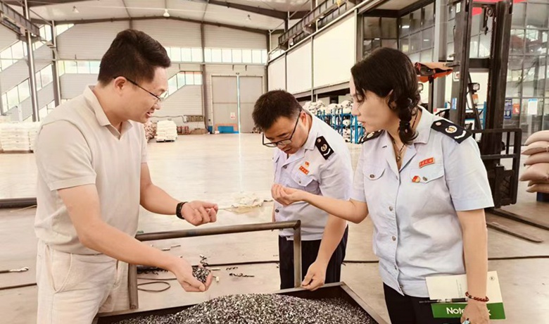 圖3：高新區稅務局“黔稅E家親”稅收志愿服務團隊成員至園區企業了解生產經營情況