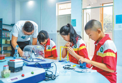 貴州省畢節市七星關區天河同心小學致公科普中心，學生們在組裝機械模型。