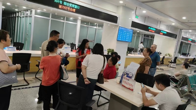 窗口前的“壩壩會”。