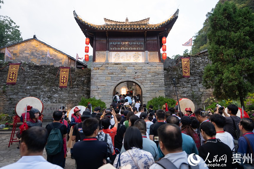 游客在云峰屯堡內游覽。人民網記者 涂敏攝